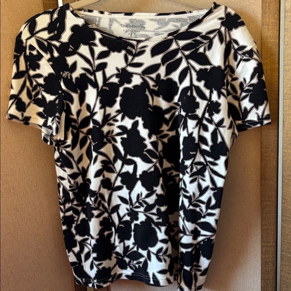 FINAL MARKDOWN Croft and Barrow Black and White Floral Short Sleeve Top medium
